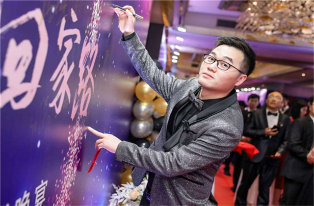 【高光“疫”事】勇敢逆行的特殊“网约车”——7790必发集团90后，用信念打通生命运输线